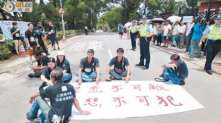 聯盟成員一度坐於坪輋路中央，要求當局回應訴求。（袁志豪攝） 