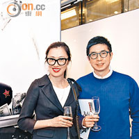攝影大師拍攝手法創新，東華三院總理馬清揚（右）同太太錢慧儀（左）睇到入晒神。