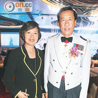 航空青年團榮譽上校陳國超（右）傾盡全力搞好籌款晚宴，作為好友的仁濟醫院主席蘇陳偉香（左）特意前來捧場。