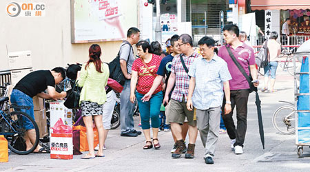 兩人之後返回地面，近距離直擊水貨客上貨情況。（陳嘉順攝）