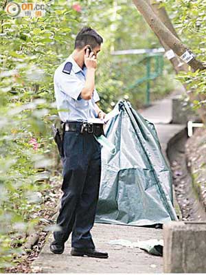 警員在政府司機自縊現場調查，遺體由帳篷遮蓋。（左錦鴻攝）