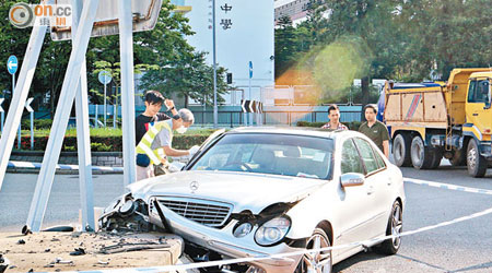 報失房車撞石壆損毀。（黃永健攝）