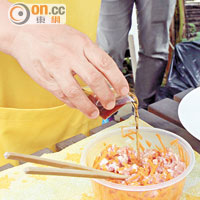 胡蘿蔔絲和豬肉碎混和後，將由薑和紅糖製成的甜薑汁倒入材料再拌勻。