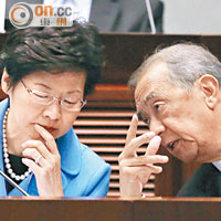 被議員質問期間，林鄭月娥（左）與西九負責財務的夏佳理「咬耳仔」。（潘思維攝）