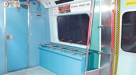 東鐵的首尾車卡會安裝設備櫃，以便配合提升訊號系統工程。