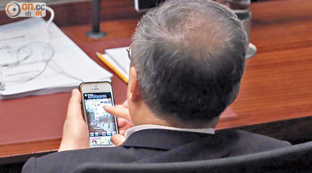 張宇人在預算案表決期間，不時用手機玩遊戲。