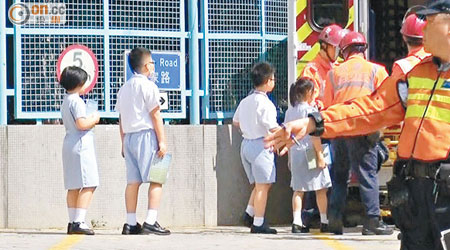 觀塘受傷學童登上救護車送院。（林少兒攝）