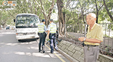 校巴司機（右）在現場助查。（林明強攝）