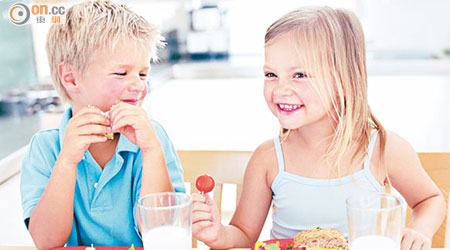 小童應自小培養良好飲食習慣，食用足夠奶類食物以攝取足夠鈣質。