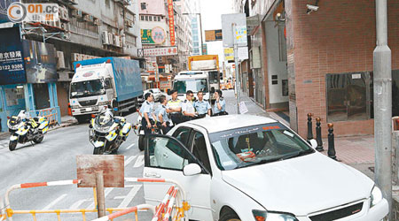 青年飛車剷上行人路後棄車，大批警員到場調查。