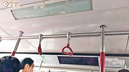 有乘客拍得列車由油麻地站往旺角站時，車廂內燈光昏暗。
