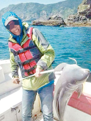 「江豚」涉嫌遭人餌釣的相片昨本港討論區瘋傳。（互聯網圖片）