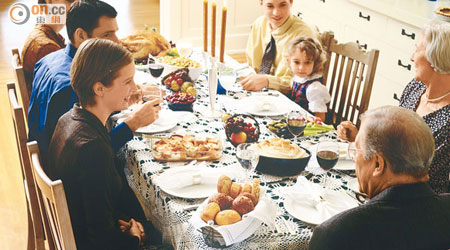 外國研究指，與父母或家人用餐的兒童體重超標的機會較低。