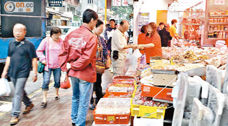 大埔懷義街有凍肉店於行人路擺放貨物，食環署證實店舖屬無牌經營。