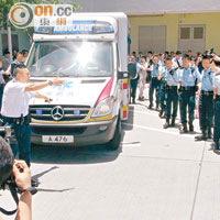 警員築起人鏈，讓運送疑兇的救護車離開。