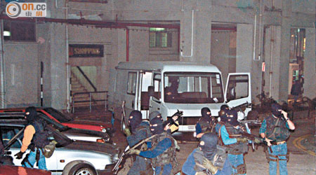1992年<BR>於廣州樓槍戰案中，警方出動大批飛虎隊人員。