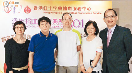 李卓廣（右一）指本港血庫僅餘八日存量，呼籲市民踴躍捐血。