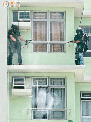 飛虎隊游繩到槍手的住所窗外戒備，表現英勇。（資料圖片）