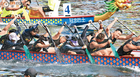 香港仔<br>全纖維龍舟比傳統龍舟重量輕一半，選手划舟時更為輕鬆。（潘思維攝）
