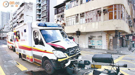 救護車撞倒交通燈柱後，車頭嚴重損毀。（曾志恆攝）