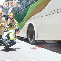 交通警員檢查輾過傷者的車轆。（曾志恒攝）