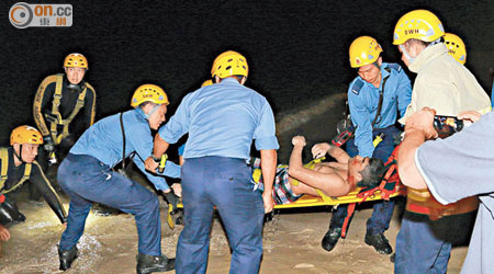 遇溺印籍青年屍體由消防蛙人運上岸。（呂浩鋒攝）