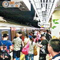 大批乘客在太和站下車後，聚集在月台等候下一班列車離去。（讀者提供）