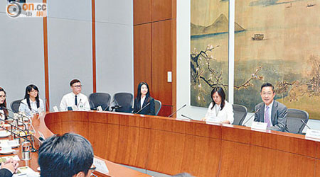 陳維安（右二）向各實習生介紹立法會的工作。（受訪者提供）