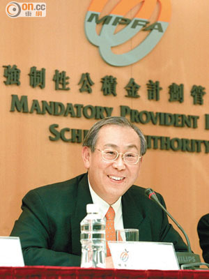 許仕仁出任積金局行政總監三年，離任後獲聘為新地屬下公司顧問。
