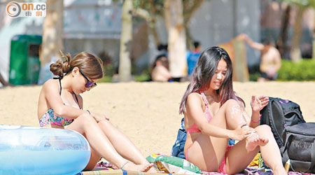 炎炎夏日，市民到戶外活動，須做好防曬措施。