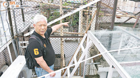 馮先生不滿屋宇署遲遲未取締天台僭建物，令大廈無法履行消防安全指示規定。