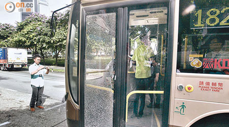 隧道巴士的車門玻璃被人擲石擊爆。（馬竟峯攝）