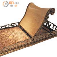 雍正皇帝的靠椅以中藥紫金錠為材料，具有香氣作醒神除蟲解毒之效。