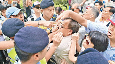 熱血公民與保衛香港運動示威者在論壇開始前互相指罵，須由警方隔開。（高嘉業攝）