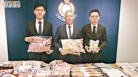 警方展示檢獲的大批現金、名錶及金鏈等證物。（梁卓明攝）