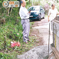 早前有人於豬場外興建路障。（被訪者提供）