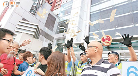 社民連、人民力量等不滿白皮書矮化香港高度自治地位，一度撒溪錢入中聯辦抗議。（黃永俊攝）