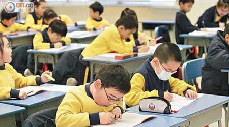 教育局為小學的功課量鬆綁，有家長擔心學生的功課量會大增。（資料圖片）
