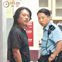 親友向警員講述事發經過。