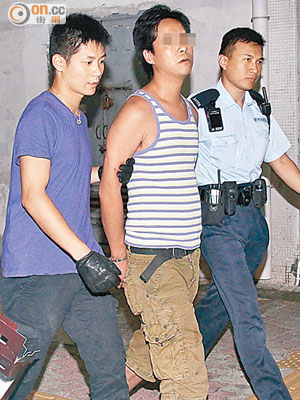 男子涉嫌傷人被捕帶署。（葉嘉文攝）