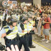 警方前晚出動防暴隊平亂後，仍有約二百示威者留至凌晨與警方對峙。（李國健攝）