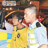身穿巴西隊球衣的乘客被警方車手拘捕。