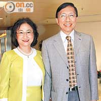 創興銀行副主席兼董事總經理梁高美懿（左）第一份工就買咗隻名錶，強調收入和支出相稱，右為丈夫梁承達。