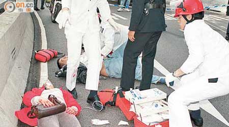 出事當日有受傷乘客躺臥路邊，由救護員即場治理。
