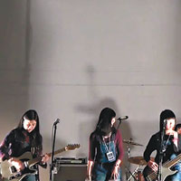 家慧（左二）與自組的女子樂隊Fiester出席音樂會。（互聯網圖片）