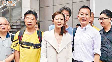 警方昨以妨礙議員離開立法會為由拘捕袁彌明（左三）。（李惠攝）