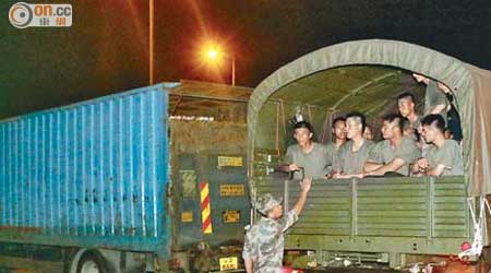 解放軍卡車與貨車相撞後，軍人全部留在車上。