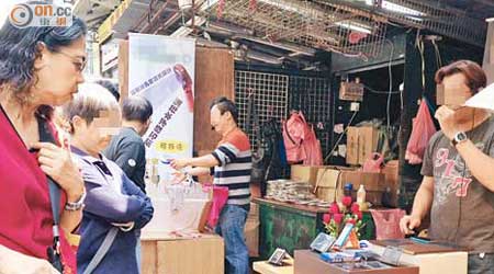 深水埗北河街兩個攤檔疑由不同人士經營，記者了解首天正出售花灑及手機固定架。