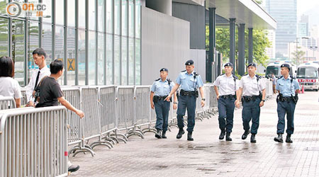 立會大樓外昨日全日都有大批警員巡邏。（羅錦鴻攝）
