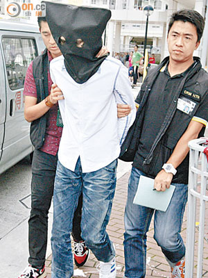 姓李疑犯昨被押返香港仔住所搜查。（蔡楚華攝）